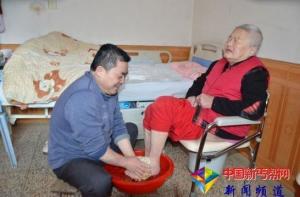 盲人孝子每天为瘫痪养母洗脚