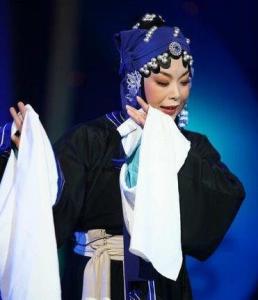 王筱萍出演的《李三娘打水》剧照