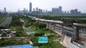 竹行段高架北出口，直通能达商务区区。