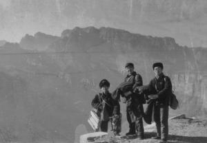 与闻立鹏，潘世勋一起于太行山写生