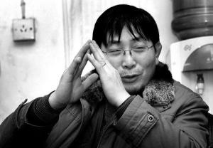 潘伟斌给记者比划高陵结构