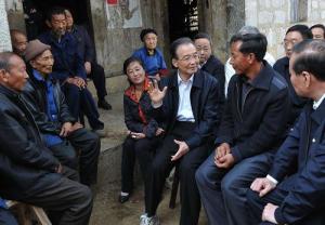 温家宝在兴义市冷洞村与当地干部群众交谈
