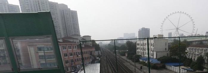 沪杭铁路与梅陇站站台（右侧），摄于2018年