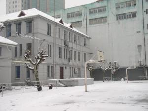操场及一号教学楼