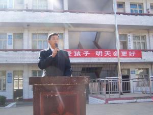 李军校长在家长会上讲话
