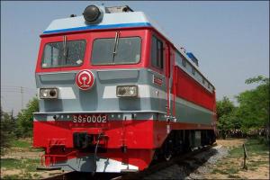 保存在郑州世纪欢乐园的韶山5型0002号机车