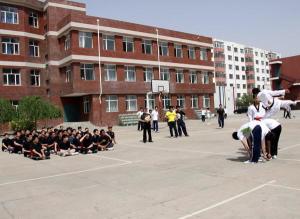 韩国学生面前表演跆拳道