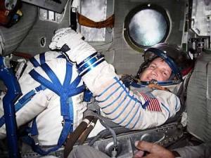 查尔斯·西蒙尼在机舱中