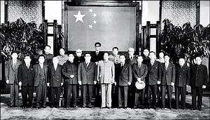 日本访问团与毛泽东合影