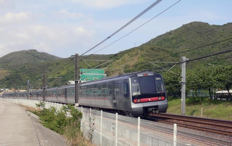 港铁东涌线列车在大屿山行驶