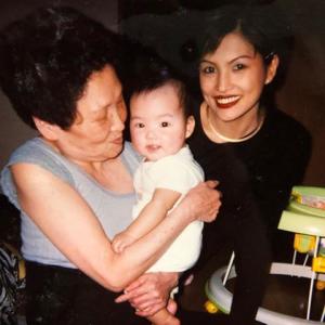 婴儿时期的安娜与母亲和祖母