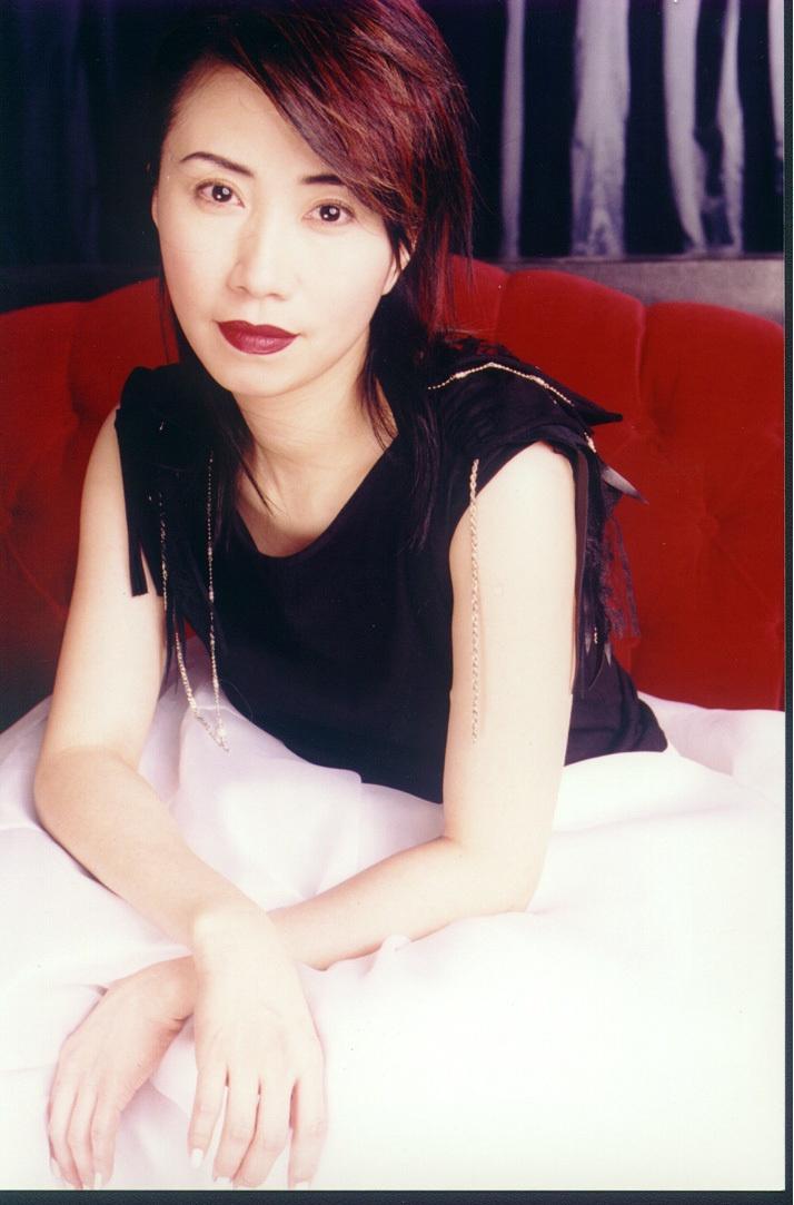 《最爱最恨都是你》是歌手李翊君的一首歌曲,收录于《你那么爱她》