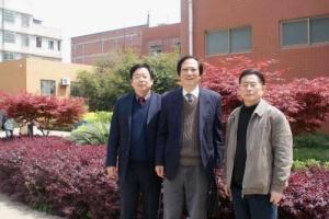 陈书良教授(图中) 陈书良教授(图中)