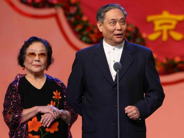 张学津第一位妻子是黄汝萍,北京京剧院的青衣,离婚;第二位是影星宋佳