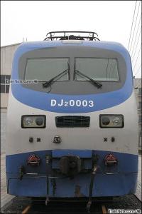 DJ2型0003号机车下方的车钩与供电插座