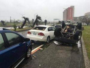 台东一处汽车被掀翻