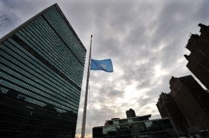 联合国会旗降半旗向海地地震中遇难者致哀