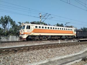 韶山7型0083号机车（韶山7C的原型车，后改为韶山7型机车涂装）