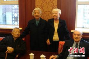 本尼达（白劳德）夫妇和夏夔夫妇合影