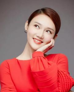 出生于湖南郴州,毕业于南京艺术学院,中国内地女主持人