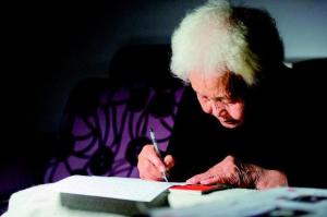 “传奇奶奶”姜淑梅：从“文盲”到“网红作家”
