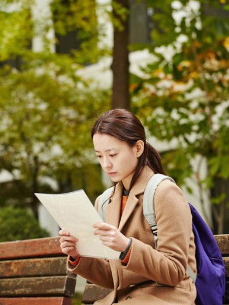 善熙是美丽聪慧但性格有些内向别扭的电影学院大学生