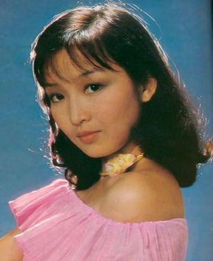 《思亲》是黄杏秀演唱的一首单曲,该曲收录在专辑《一条冷颈巾》里.