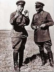 1939年，苏联元帅朱可夫（左）同乔巴山