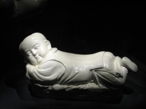 宋定窑孩儿枕，陶瓷馆陈列
