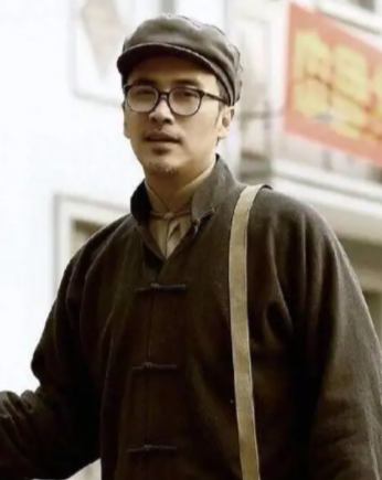 郑耀先是电视剧《风筝》男主角,国民党军统王牌特工,[1]上校军衔(后与