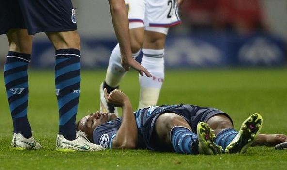 达尼洛受伤倒地