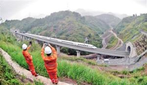 列车穿过高粱隧道
