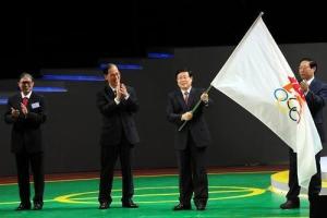 黄兴国市长接过会旗