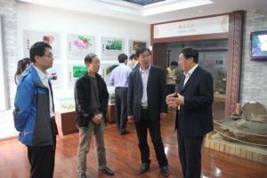 4月24日，韩宝平来到许昌学院考察交流。