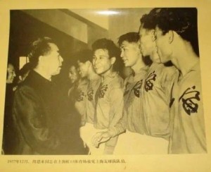 1957年12月，周恩来总理在沪接见上海足球队队员