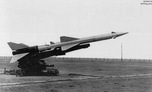 1955年S-75 1D导弹安装在原型发射架上准备试射