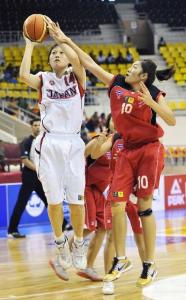 日本女篮胜泰国 高田真希（左）投篮