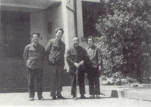 1984年袁殊（右2）在江南旅游留影