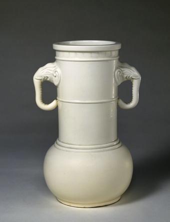 明德化窑白釉象耳弦纹尊是瓷器,明代德化窑烧制,现藏北京故宫博物院