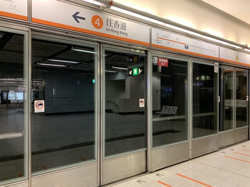 港铁东涌线车站屏蔽门