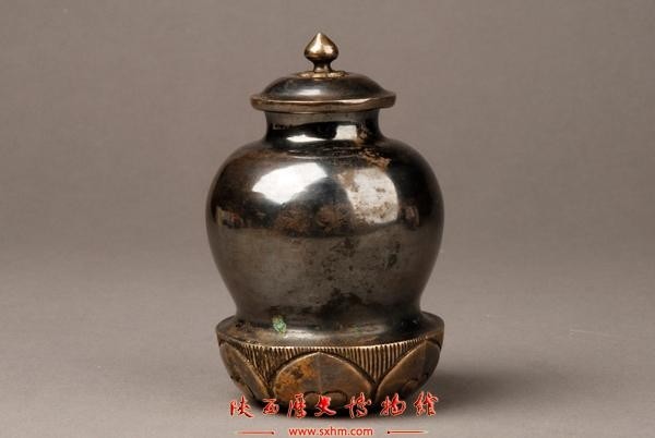 唐·仰莲瓣座银罐