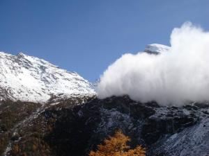 雪体崩塌滑动现象