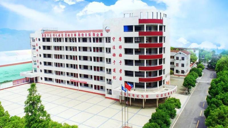 编辑胡集高中位于钟祥北部重镇胡集镇(已被批准为胡集镇级市),原校址