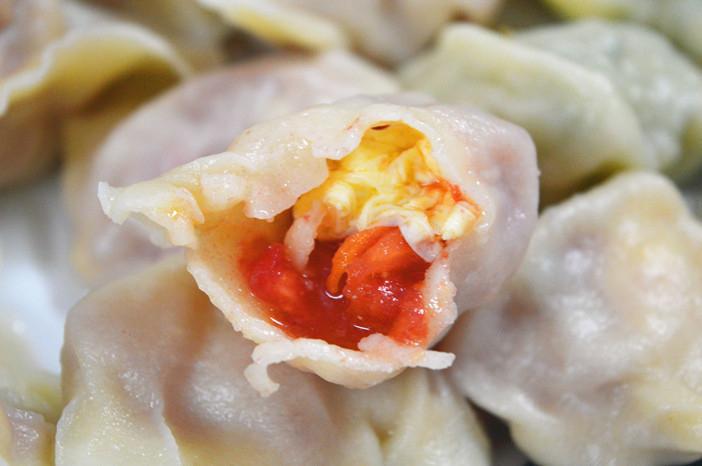 番茄水饺是一道菜品,主要由番茄,鸡蛋,鲜肉制作而成.