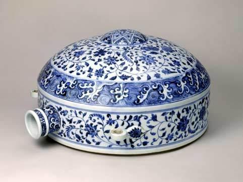 此壶纹饰精美,式样别致,是当时受西亚金属器皿的影响而烧制的新器型.