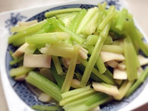 芹菜可以炒杏鲍菇吗 300
