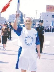 穆祥雄传递奥运火炬