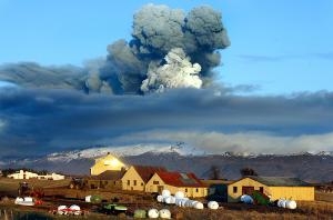 冰岛的艾雅法拉火山喷发情景