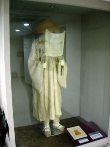 当时法国传教士的打扮（身着朝鲜丧服）