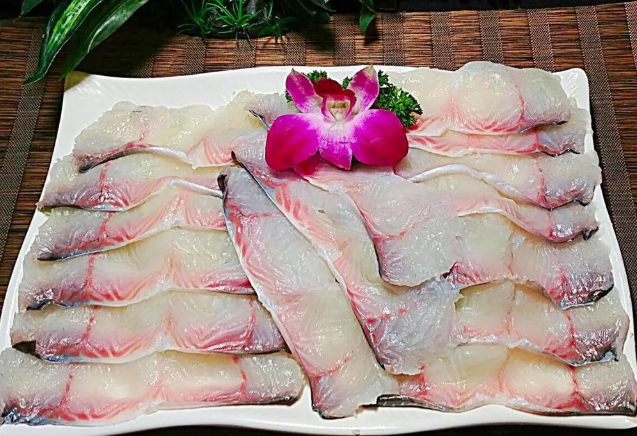 白色雀鳝鱼图片